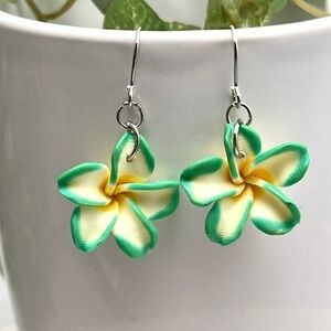 💚Beautiful Small Plumeria Dangle Earrings
